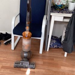 Dyson vacuum cleaner works excellent very good condition never lose section
