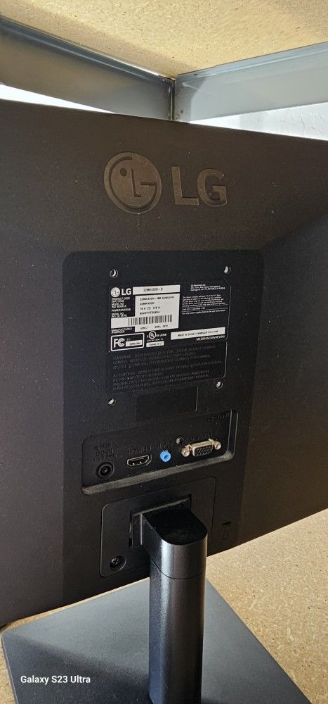 4 Monitors, Keyboard And Laptop Bag