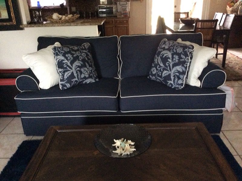 Broyhill Emily Collection Navy Blue Couch w/ white piping,rug & Table.