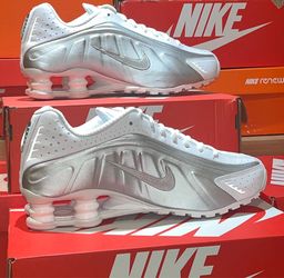 Nike shoc r4 size 7.5 white original brand new