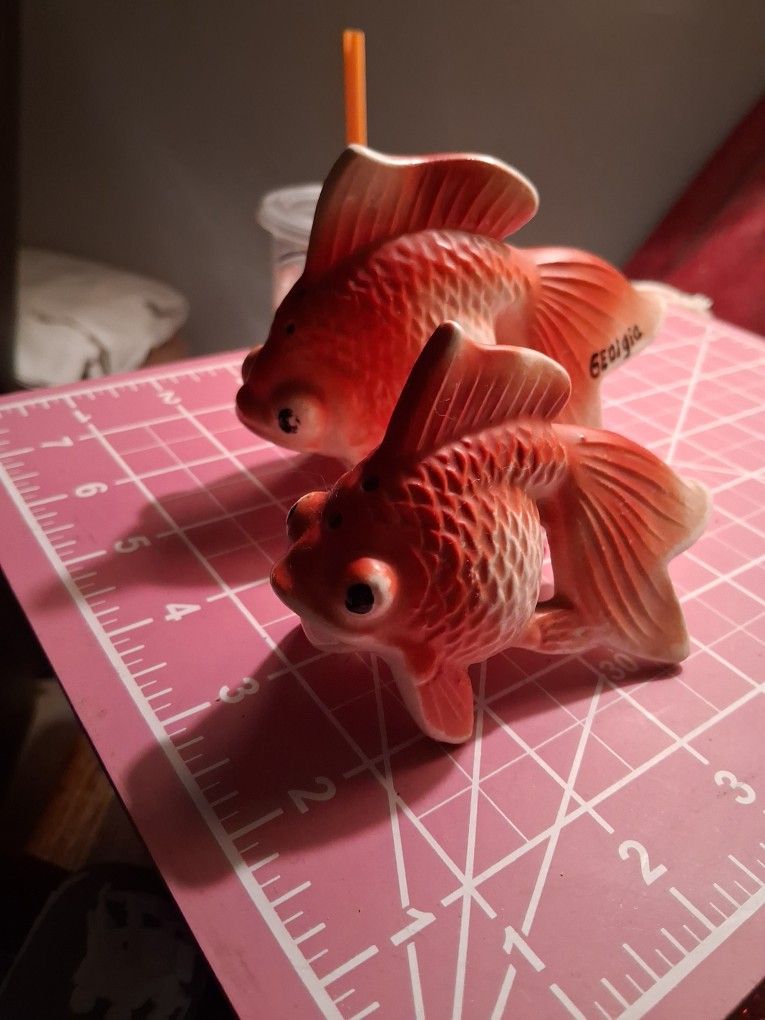 VINTAGE ORANGE &WHITE GOLDFISH SALT & PEPPER SHAKERS