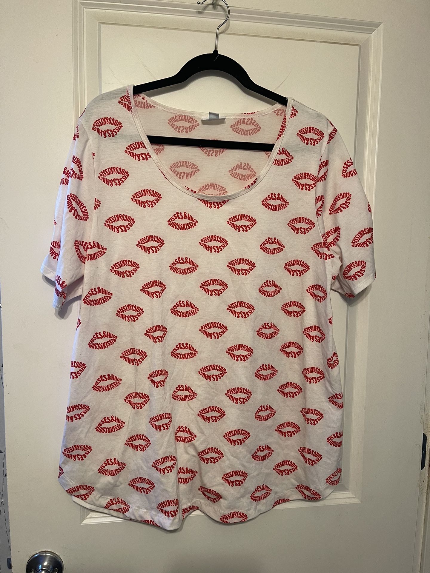 LuLaRoe Morgan Girman 2X size Hugs & Kisses Short Sleeve Shirt. Everett pick up area. Cash only. Sorry I do not ship.