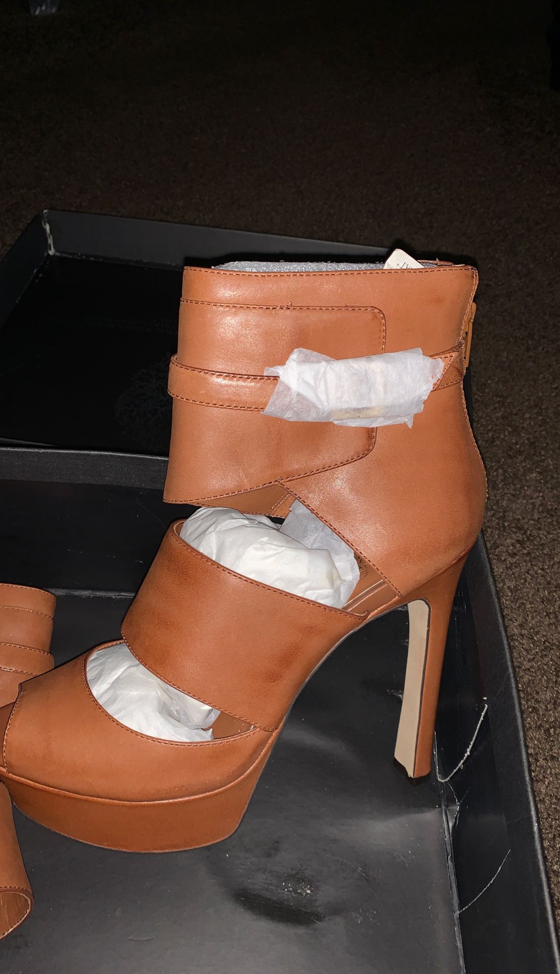 VINCE CAMUTO (size 8)