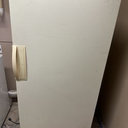 Kenmore Upright Freezer – Works Great – Clean – Garage Read