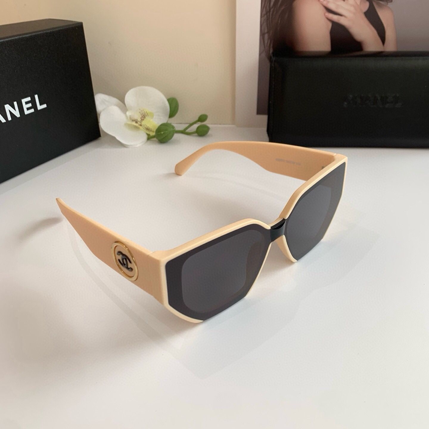 A woman's fashionable sunglasses