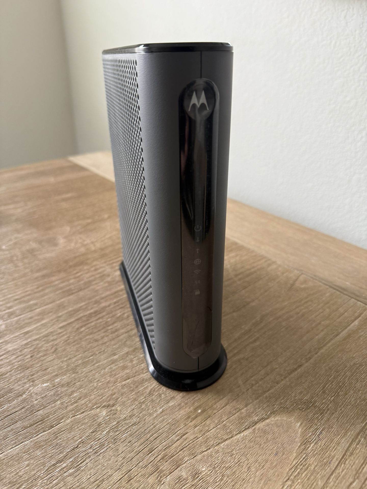 MOTOROLA MG7540 16x4 Cable Modem Plus AC1600 Dual Band Wi-Fi Gigabit Router with DFS