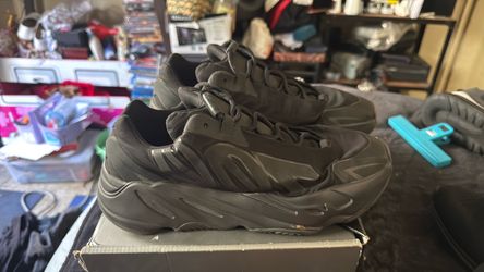 Yeezy 700 shoes men’s size 10