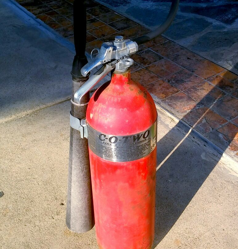 Co2 fire extinguisher (make dry ice)