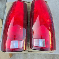 New tail lights, 
One is chip but no leaks fits on
88-98 silverado, blazer, Tahoe and suburban 
