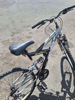!! Adult Bicycle MAGNA  Size 26 in Wheels  in good condition