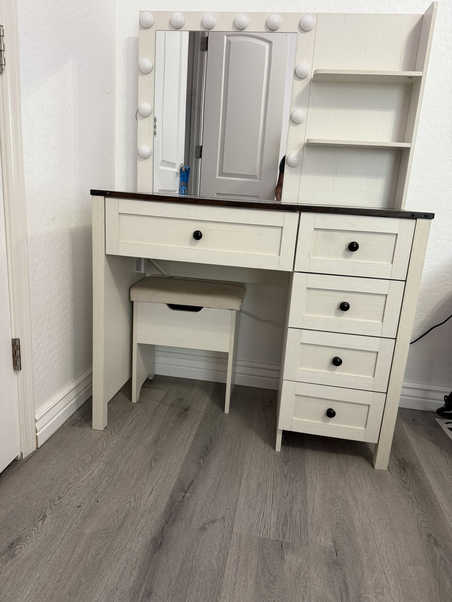 Cute Vanity With Stool