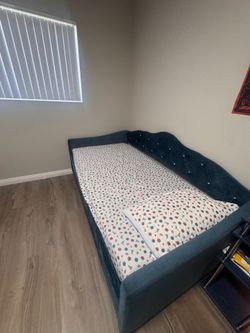 Daybed with Mattress (like new)