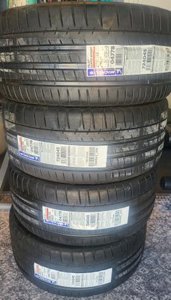 Michelin Pilot Super Sport Tires Size: 265/35ZR21