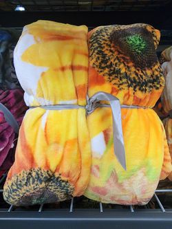 New Queen/King Sunflower Throw Blanket 😍😍😍 Thumbnail