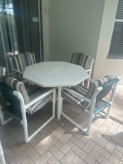 Outdoor dining set 4 chairs 1 table