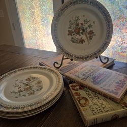 Vintage Plates Set (1 chipped)