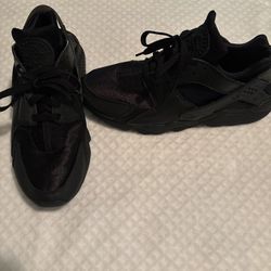 Black Nike Huaraches 