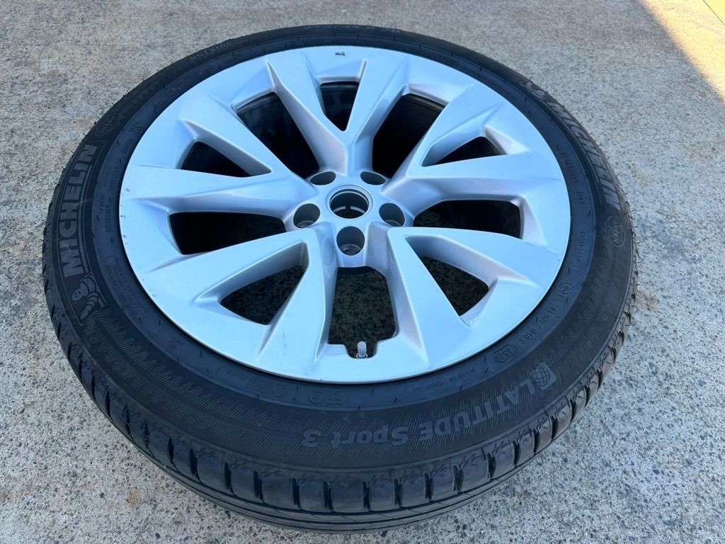 (1) Spare OEM 20" Tesla Model X Cyberstream Silver Color Rim Michelin Tire 275/45R20 TPMS