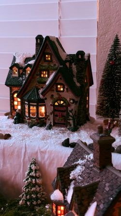 Christmas Village / Dickens Village Collection – Lighted Holiday Houses + Train