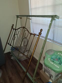 Nice Strong and Sturdy Queen-size Metal Bed Frame with Scroll Headboard