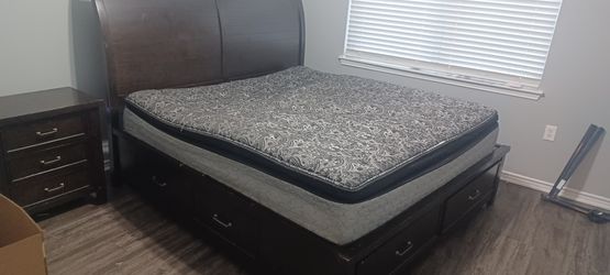 King Size Bedroom Set With Built In Drawers !! Plus Night Stand