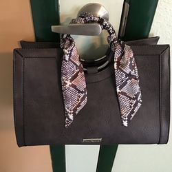 Beautiful Gray Leather Enzo Angiolini purse