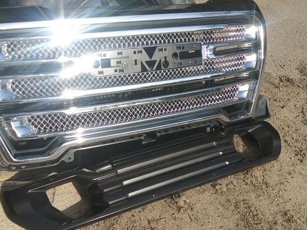 SELLING MY GMC DENALY FRONT GRILL