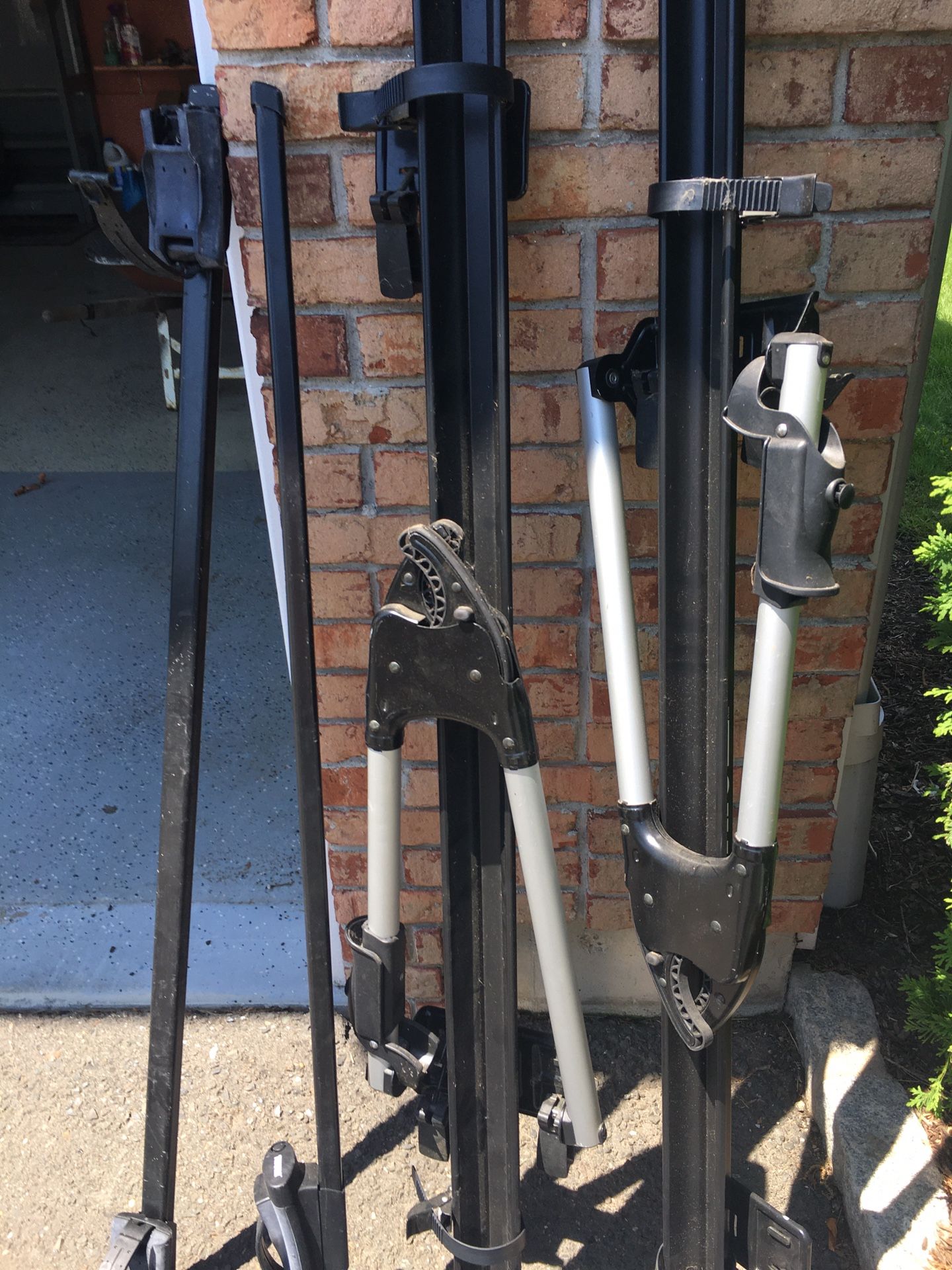 Thule Roof Rack Holds Two Bicycles