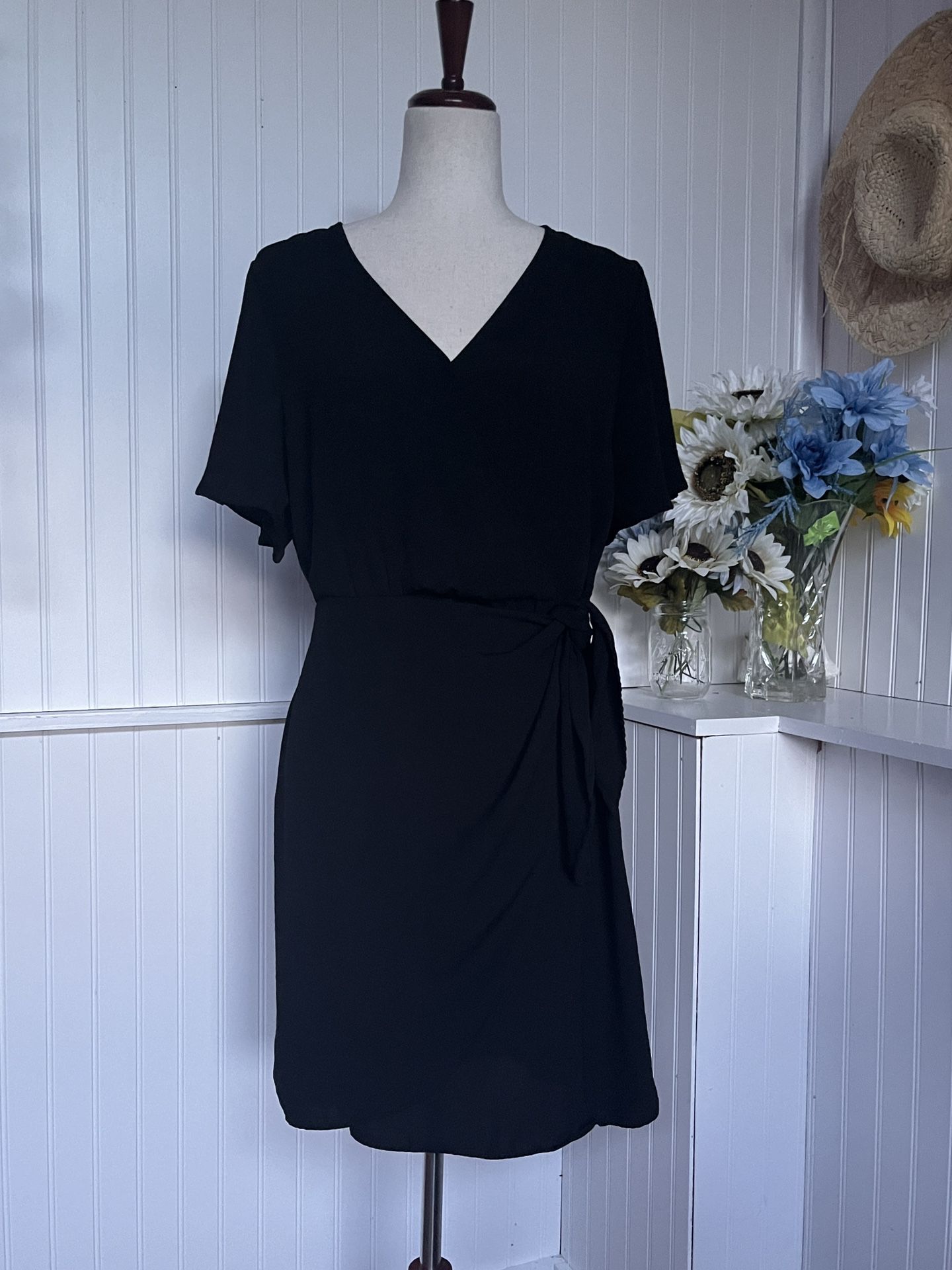 Gilli Black Faux Wrap Short-Sleeved Dress