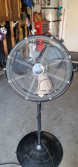 New 24" indoor fan with misters dont miss out