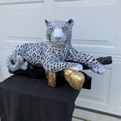 Painted white leopard on the log