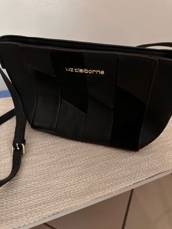 Cartera color negro.