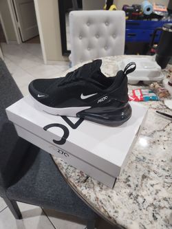 Nike air 270 black size us 9.5 new