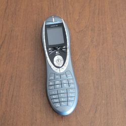 Logitech Harmony 880 Advanced Universal Remote Control R-IG7 866145-0000 W/ Battery. Pre-owned, in good working and cosmetic shape. Please see photos
