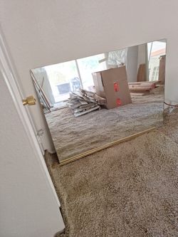 WALL MIRROR WITH GOLD FRAME