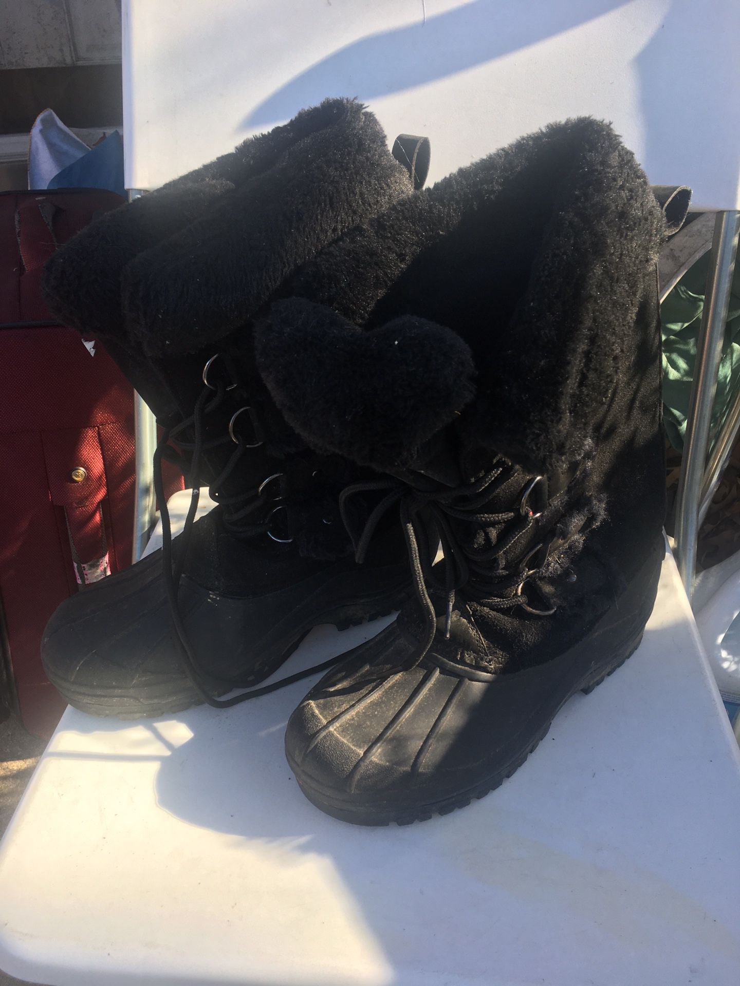 Nice insulated snow boots size 8 only $15 firm
