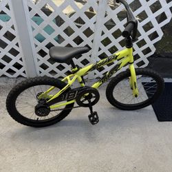 Huffy Rock It 18in Bike With Training Wheels