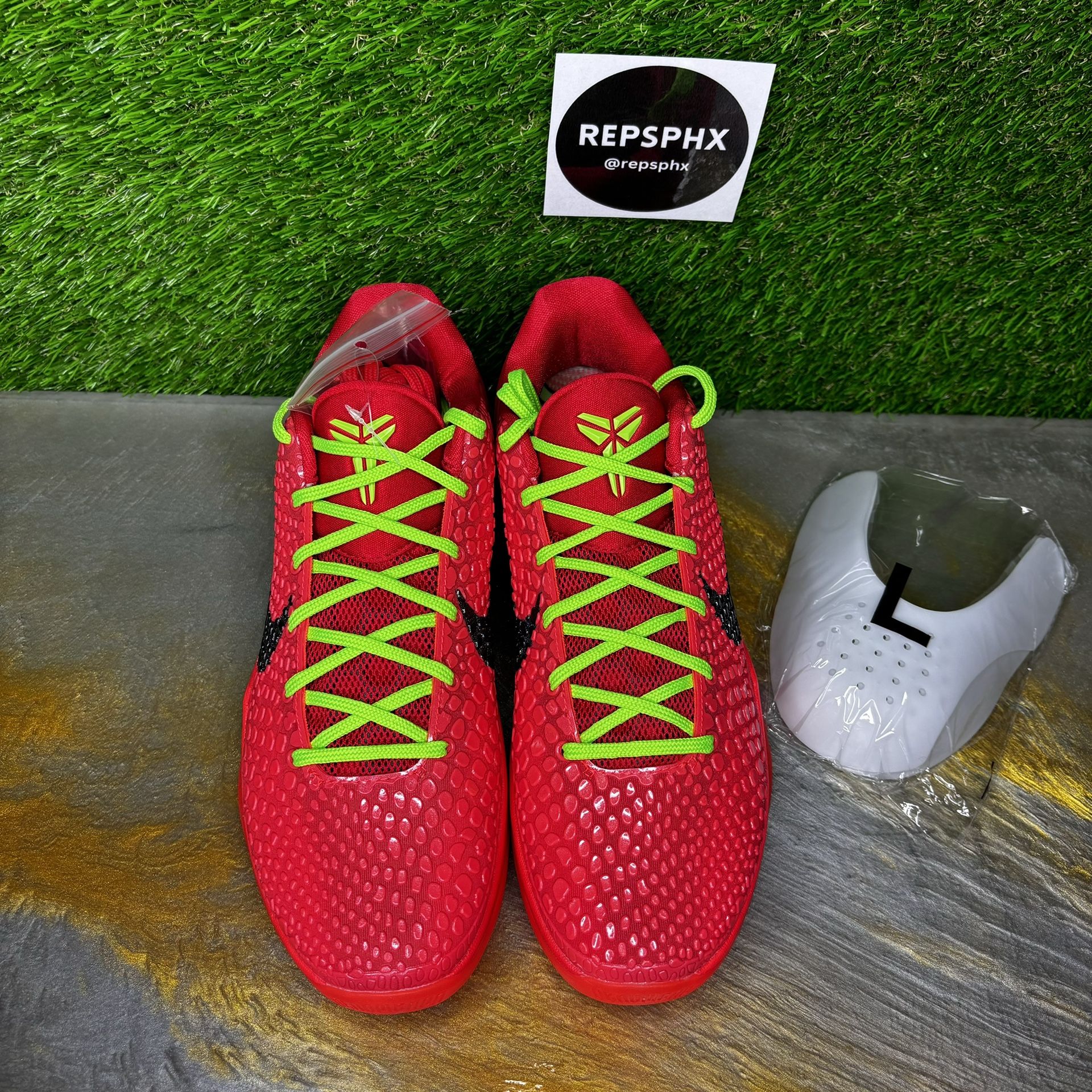 Kobe Reverse Grinches Size 10 Brand New With Box for Sale in Litchfield