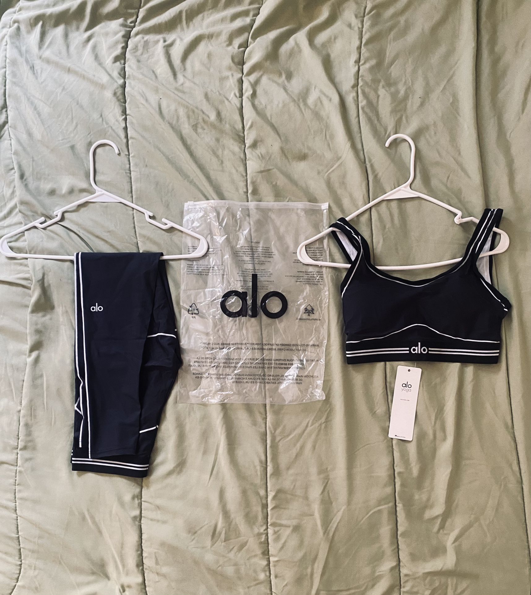 alo “Air Brush” Set (Bra & Leggings)