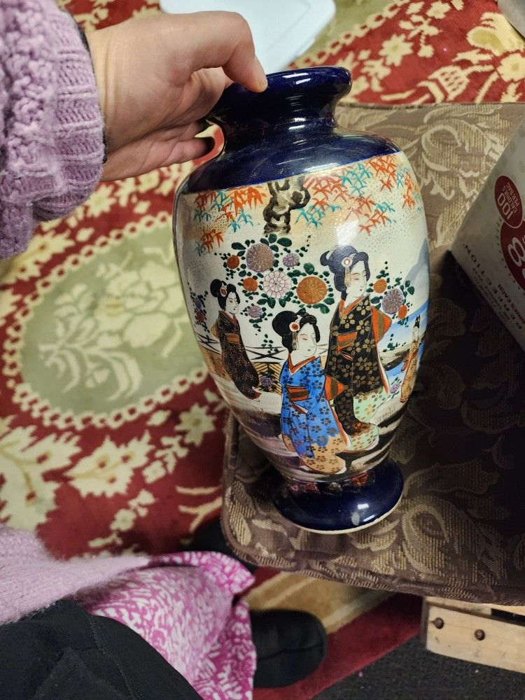 ANTIQUE CHINESE VASE