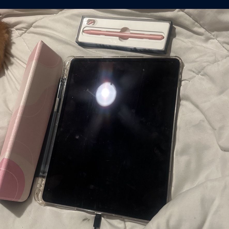 2018 12.9inch iPad. Comes With Pen And Charger 