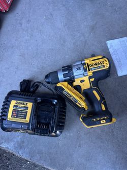DEWALT 20v xr hammer drill with 2.0 battery fast charger bag