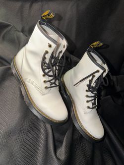 Dr. Martens Zayala White 8-Eye Lace-Up Boots – Women’s US 7 / EU 38