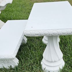 Concrete table with a bench.      Mesa de concreto y una banca .