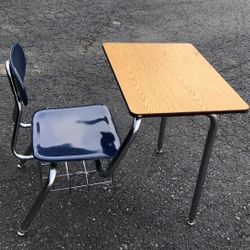 Kids desk and the chair