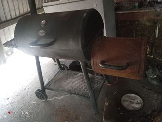 Professional char griller with smoker