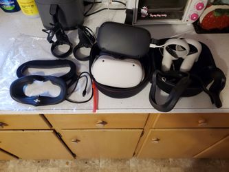 Two Oculus quests 1 and 2 lot