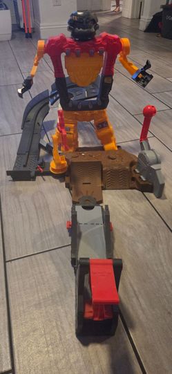 Monster Jam Smash & Bash SmashBot Playset with Launcher and Monster Truck, 1:64 Scale