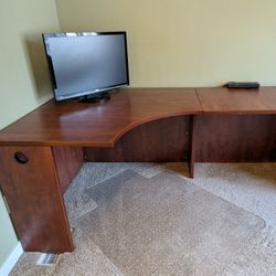 Home office desk in good condition