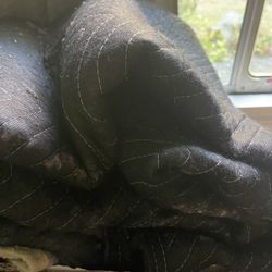 2 Free Moving Blankets
